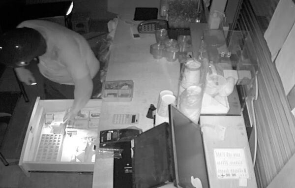 台中市豐原區一家手搖飲店，店內營業用現金與私人物品遭竊走，財損初估超過4萬元。（圖／翻攝畫面）