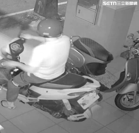 網友留言指出，竊嫌騎乘的機車疑與今年1月間發生在台中逢甲商圈的竊案作案機車相同。（圖／翻攝畫面）