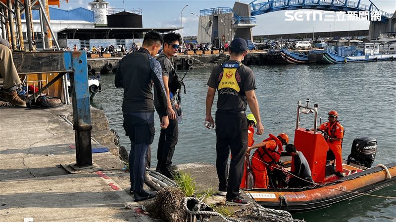 屏東枋寮漁港今（7）日下午發生轎車墜海意外，7旬張男送醫不治。（圖／翻攝畫面）