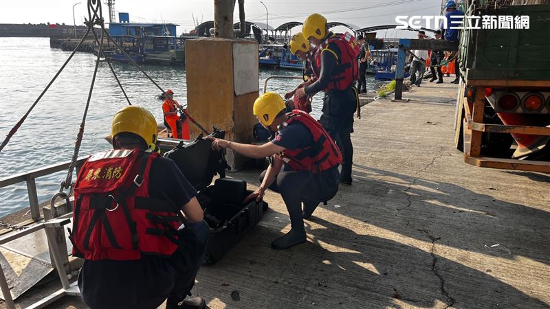 警消會同海巡到場救援，張男救出後已經失去呼吸心跳。（圖／翻攝畫面）