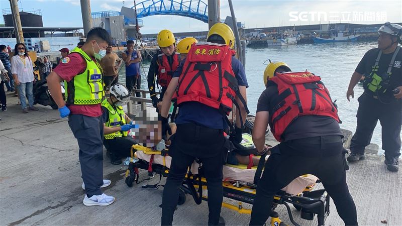 張男在送醫過程中氣絕，警方將進一步釐清事發經過。（圖／翻攝畫面）