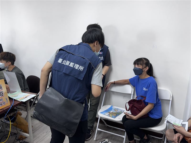 公路局監理所人員於行政院災後慰助服務站協助民眾辦理車輛報廢登記。（圖／公路局提供）