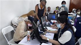 公路局監理所人員於行政院災後慰助服務站協助民眾辦理車輛報廢登記。（圖／公路局提供）