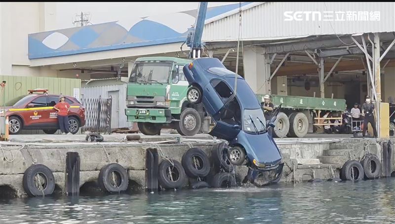 吊車吊起墜海轎車。（圖／翻攝畫面）