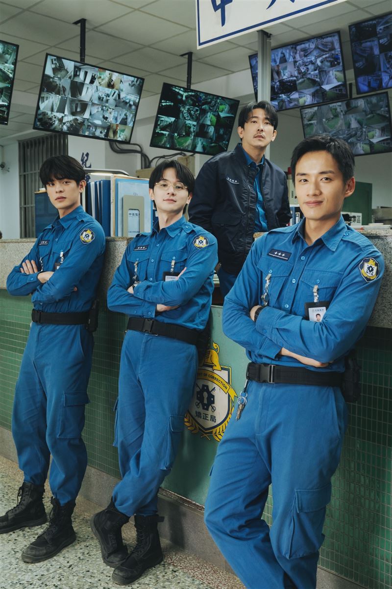 陳澤耀（前右起）、張軒睿、邱以太、施名帥（後）飾演監所管理員。（圖／愛奇藝國際版、壹壹影業提供）
