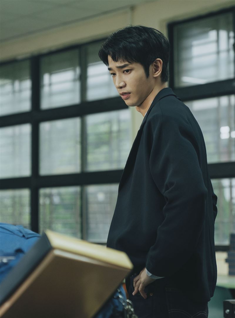 劉以豪身穿教誨師制服。（圖／愛奇藝國際版、壹壹影業提供）