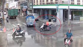 花蓮馬太鞍溪堰塞湖溢流重創光復，全台志工湧入救災，一名葉姓男子到災區當志工，騎機車載女志工在災區內發放物資，卻趁機把女志工載到偏僻處，伸手觸碰女志工手部，還兩度向她討抱，女志工回到物資站後報警，但葉男卻趁隙逃離。