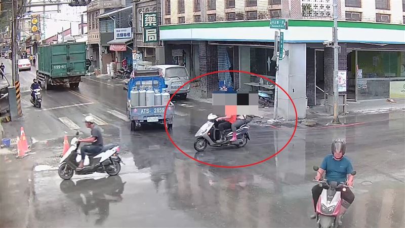 葉姓男志工騎機車載女志工在災區內發放物資，卻趁機性騷女志工。（圖／翻攝畫面）
