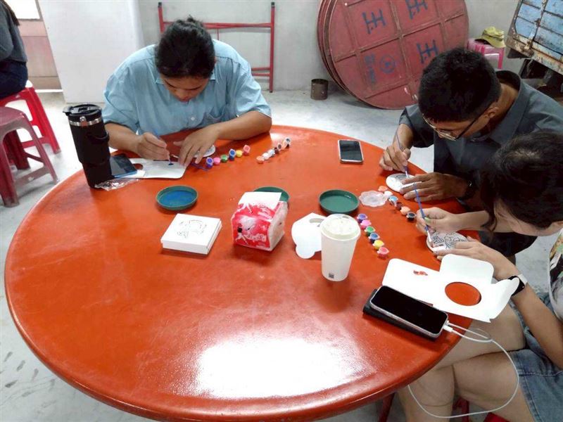 活動導入手作 DIY，串聯廟宇文化與蝙蝠生態的關聯性。（圖／池上鄉富興社區發展協會提供）