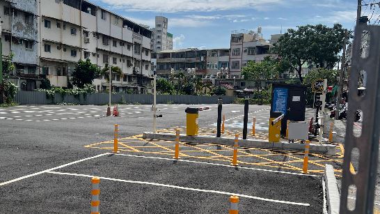 高雄市鳳山區一處收費停車場因價格標示不清、太貴，遭到民眾抱怨。（圖／翻攝自Google Maps）