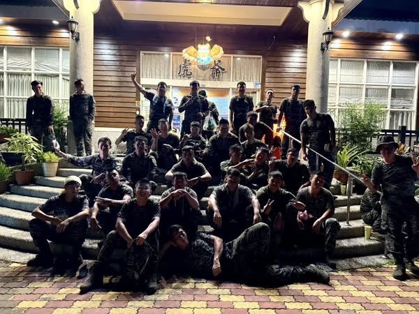 媒體報導災民「被迫改睡地下室」，虎爺溫泉會館PO出國軍弟兄聲援照片，發文澄清。（圖／翻攝自虎爺溫泉會館 臉書）
