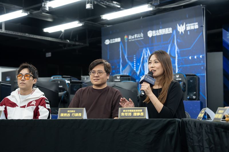 新北市電競產業總會朱可芬理事長與台下學員分享產業經驗