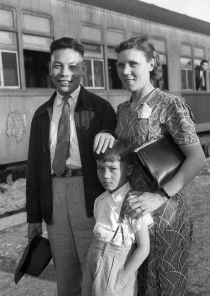 1940年代蔣孝文（中）與父母蔣經國、蔣方良的合照。（圖／翻攝自維基百科）