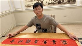 顏正國每年過年都會寫春聯。（圖／記者陳穎攝影）