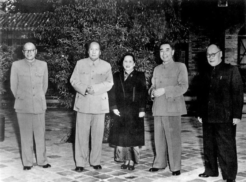 1956年10月，張聞天（從左至右）、毛澤東、宋慶齡、周恩來、陳毅在北京中南海。（圖／翻攝自維基百科）
