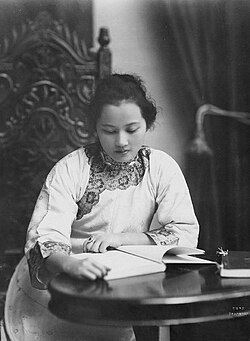 宋慶齡在上海，1920年。（圖／翻攝自維基百科）