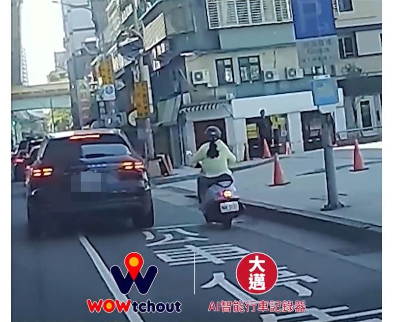 北市周男開車行經市民大道四段右轉時撞上楊女機車。（圖／翻攝自wowtchout）