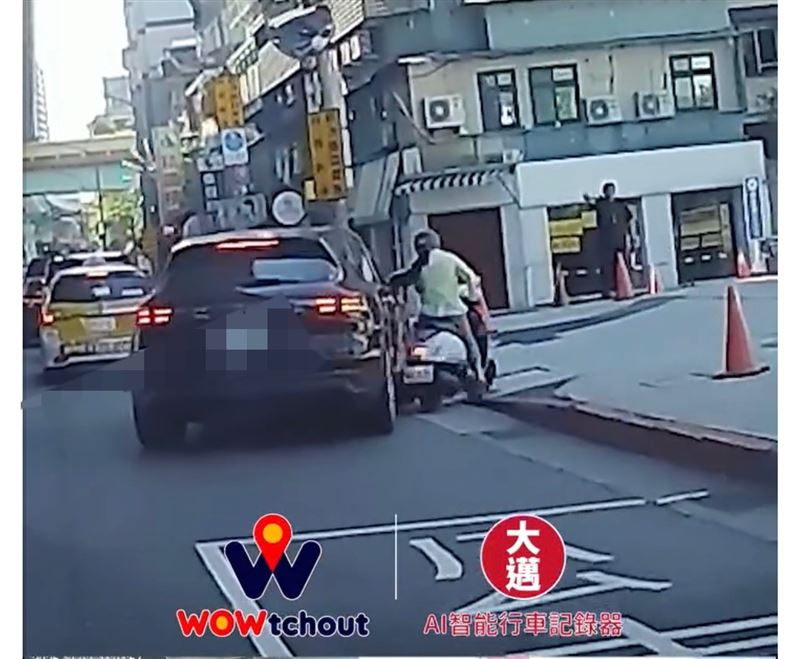 北市周男開車行經市民大道四段右轉時撞上楊女機車。（圖／翻攝自wowtchout）