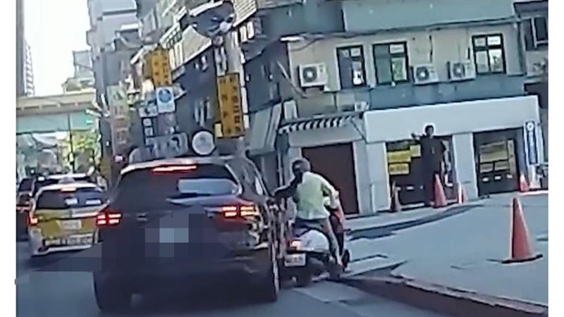 北市轎車右轉撞機車　肇責歸屬引網友論戰