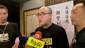 鋼鐵爸稍早接受訪問證實顏正國離逝的消息。（圖／截圖新聞畫面）