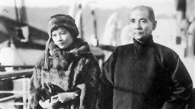 1924年11月13日，孫中山在宋慶齡的陪同下北上共商國是。次日在香港乘日輪前往上海。孫中山宋慶齡在船上留影。(圖/翻攝百度百科)