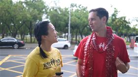 賈斯汀(右)與阿白（劉胤含）赴馬六甲