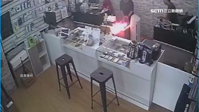 店員在檢查客人送修的平板時，平板突然竄火，濃煙直冒