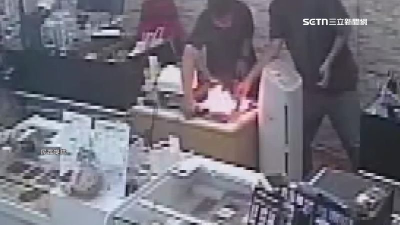 平板送修突竄火！手機行店員急丟地滅火