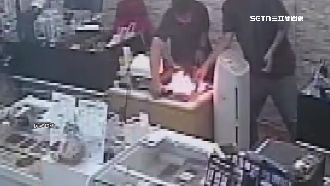 平板送修突竄火！手機行店員急丟地滅火