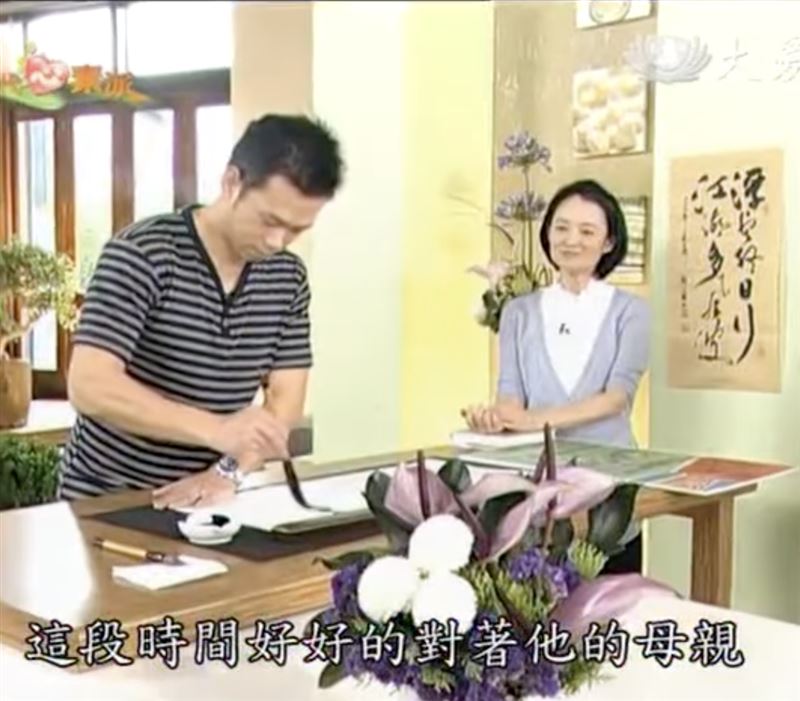 顏正國（左）在譚艾珍的節目上寫書法。（圖／翻攝自YouTube）