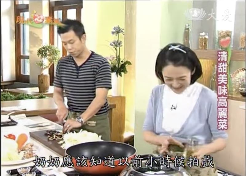 顏正國（左）出獄後上譚艾珍的節目宣傳著作。（圖／翻攝自YouTube）