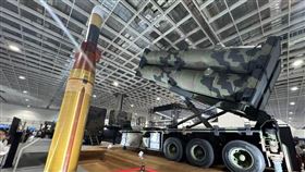 全球軍備需求升溫、AI應用擴張推動軍工股齊揚。日本新任自民黨總裁高市早苗政策帶動「防衛三羽烏」飆漲，全球軍工ETF同步強勢。台灣唯一聚焦國防科技的ETF「元大航太全球防衛科技（00965）」今年漲近六成，受惠AI軍用化與各國擴軍預算，成為資金新寵。（圖／記者師瑞德攝影）