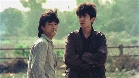 顏正國（左）在電影《少年吔，安啦！》中飾演個性衝動、講義氣的少年阿國。（圖／牽猴子提供）