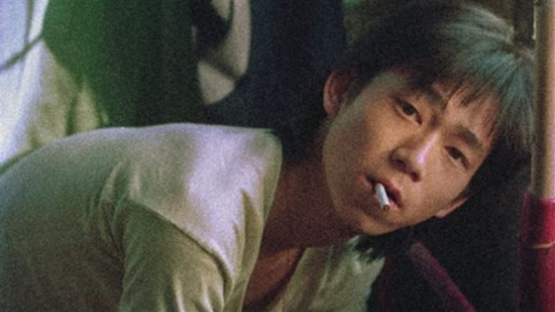 顏正國在《少年吔，安啦！》電影中中秋節遭到幫派的槍殺身亡，如今現實生活中也在中秋節過後病逝，令許多影迷直呼巧合。（圖／牽猴子提供）