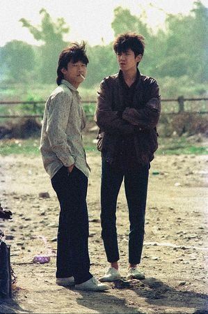 《少年吔，安啦！》描述阿國（顏正國飾）與阿兜仔（譚至剛飾演）經常在卡拉OK店裡打架鬧事，整日流連於撞球室或在閣樓內吸食毒品。（圖／牽猴子提供）