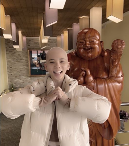 滴妹曬出「光頭照」，只見她素顏入鏡臉色相當蒼白，引發許多網友憂心她身體健康出狀況。（圖／翻攝自滴妹IG）