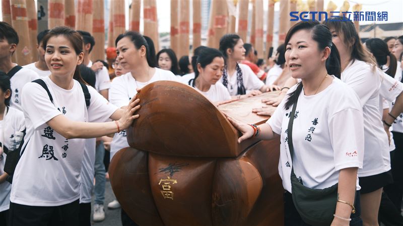 棺材遶境。（圖／寶島神很大）