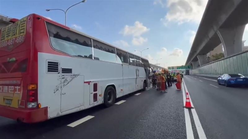 國道1號北上五股路段，發生客運與大貨車追撞事故。（圖／翻攝畫面）