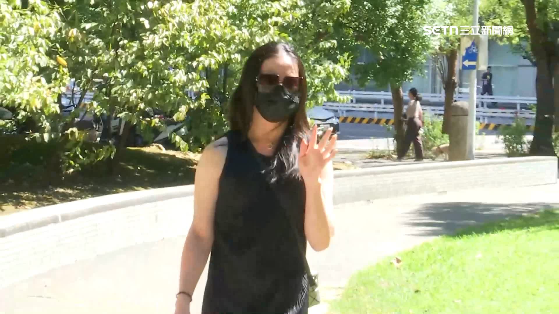 昨日Fumi阿姨穿著同一套裝首度現身還原當下狀況
