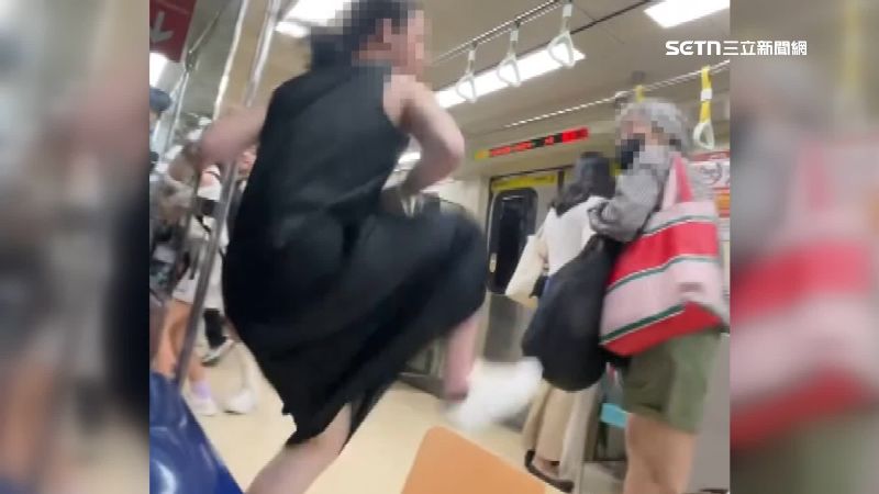 Fumi阿姨在北捷被逼讓座踹飛通緝嬤，相關畫面在網路上引發議論。（圖／取自Threads）