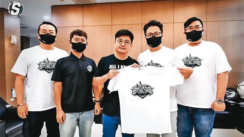 高雄鋼鐵人成立首季就爆發高層內訌，首季最後由黃哲寬（右2）任球團董事長、陳冠豪（右1）當領隊、鄭明元（左1）擔任發展顧問與總經理則是張至言（左2）。（圖／高雄鋼鐵人提供）