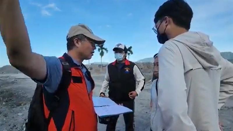 花蓮光復鄉遭受洪災，高姓夫妻檔新家被泥沙埋到只剩屋頂。（圖／翻攝畫面）