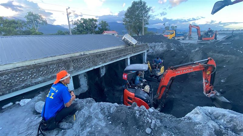 花蓮光復鄉遭受洪災，高姓夫妻檔新家被泥沙埋到只剩屋頂。（圖／翻攝畫面）