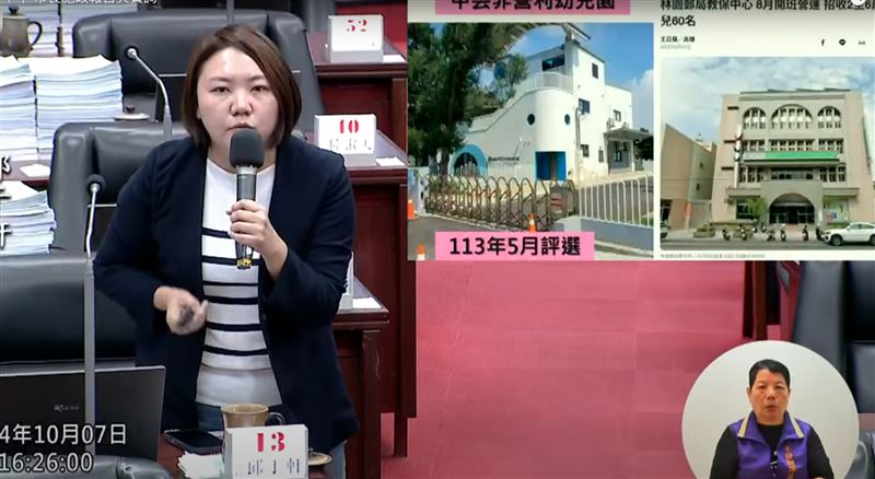 議員邱于軒痛批，有老師看不下去，冒著生命危險錄下影片提供給家長交給教育局，教育局卻不立案，理由是「影片太短」。（圖／翻攝自高雄市議會YT）