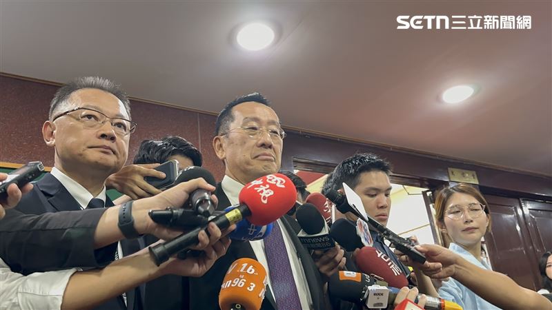 顧立雄在立法院接受媒體聯訪，回應國防相關議題。（圖／記者詹宜庭攝影）