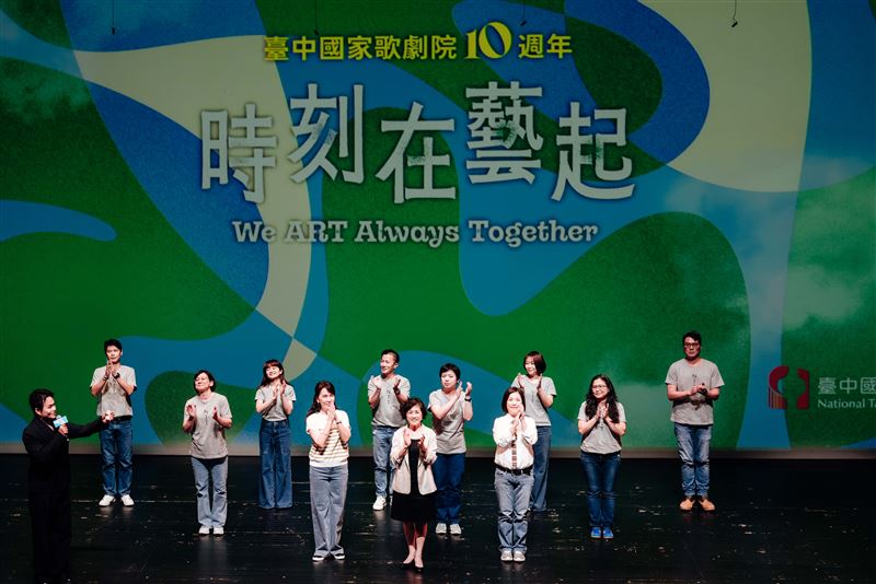 歌劇院10週年起跑茶會_臺中國家歌劇院藝術總監邱瑗（中）領軍8個部門經理，宣告10週年系列活動正式起跑。（圖／臺中國家歌劇院提供）