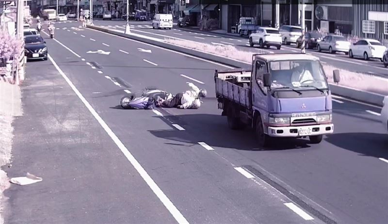 老夫妻被貨車擦撞後摔車倒地，在路上翻滾好幾圈。(圖／翻攝畫面)