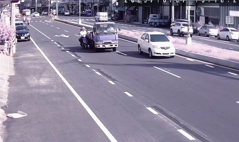 彰化一對老夫妻騎車雙載，被高速行駛的貨車擦撞慘摔在地。(圖／翻攝畫面)