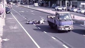 彰化，老夫妻雙載，被擦撞倒地翻滾受傷，姐妹花幫撐傘，肇逃駕駛(圖／翻攝畫面)