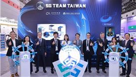 經濟部產業發展署曾偉華簡任技正（右五）、日本立憲民主黨參議院塩村文夏議員（右六）及產業界貴賓為臺灣參與此展覽進行揭幕並合影。（圖／經濟部產業發展署提供）